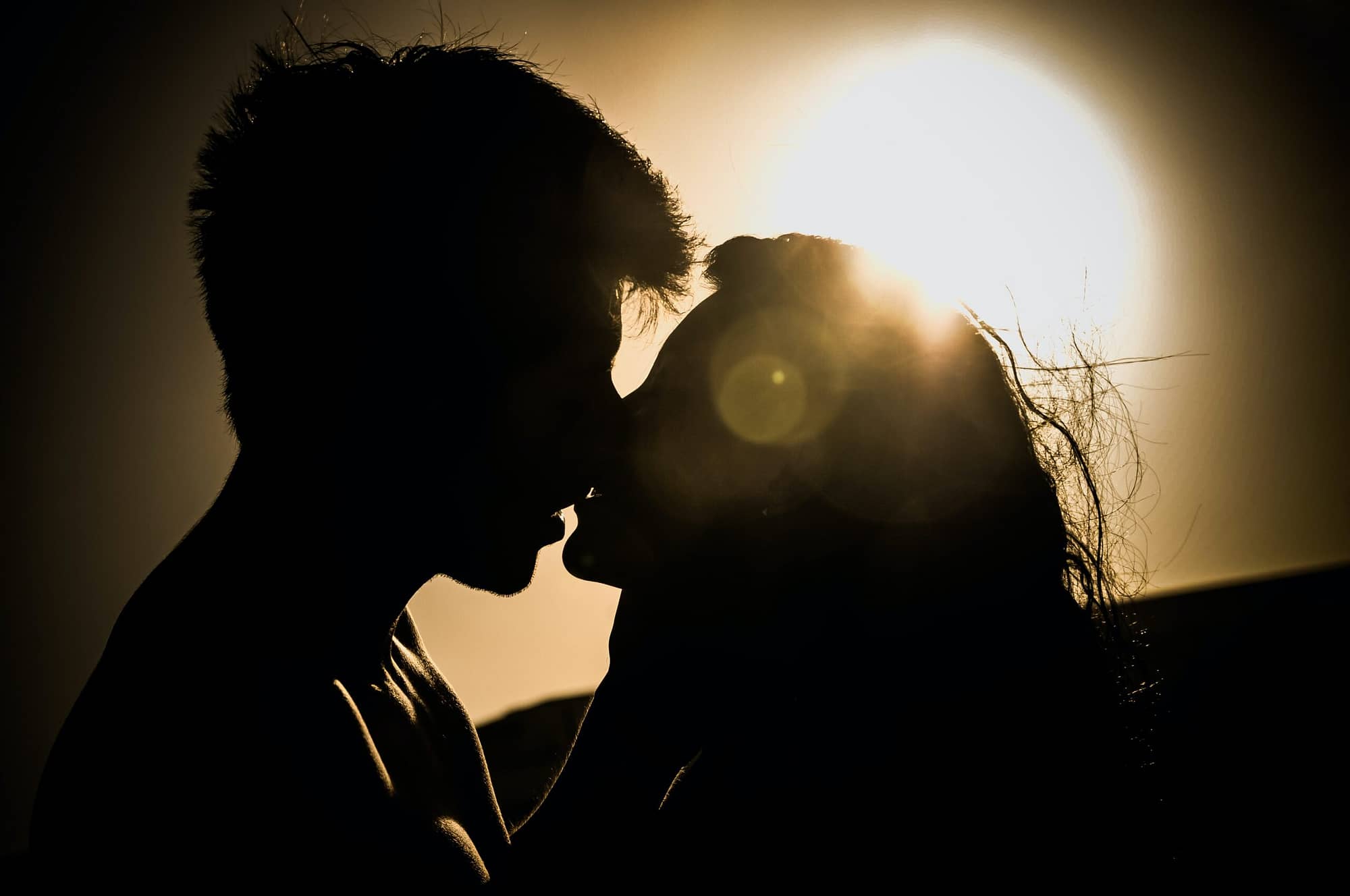 Man and woman kissing in the sun