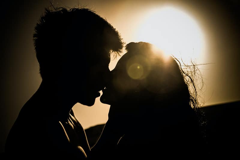Man and woman kissing in the sun
